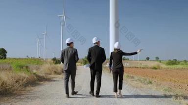检查员和一个有秘书的工程师正在视察一个风力涡轮机发电场的一个项目。<strong>清洁</strong>能源概念、可再生能源、拯救<strong>世界</strong>.